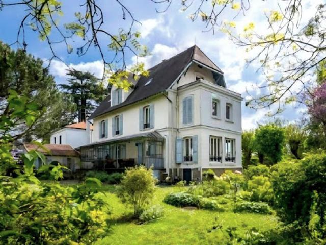 Vente Maison 11 pièces 283 m2 Mandres les Roses