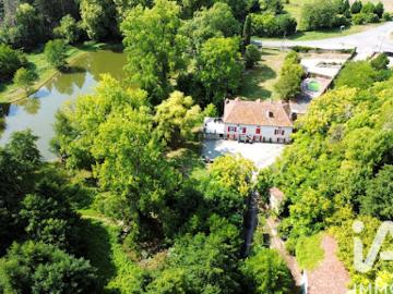 Vente Maison 11 pièces 298 m2 Lussac les Châteaux