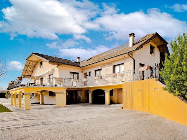 Vente Maison 12 pièces 300 m2 Yenne