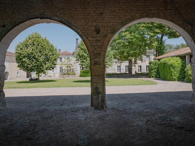 Vente Maison 18 pièces 650 m2 Segonzac