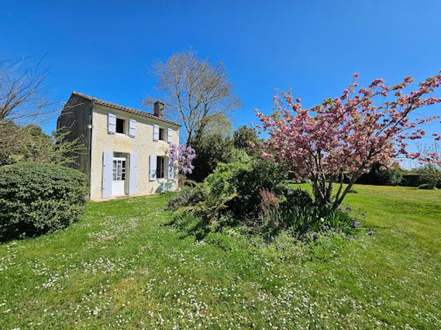 Vente Maison 19 pièces 720 m2 Saintes