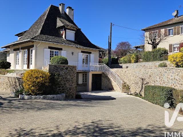 Vente Maison 7 pièces 196 m2 Saint Etienne de Maurs