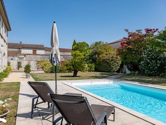 Vente Maison 7 pièces 220 m2 Matha