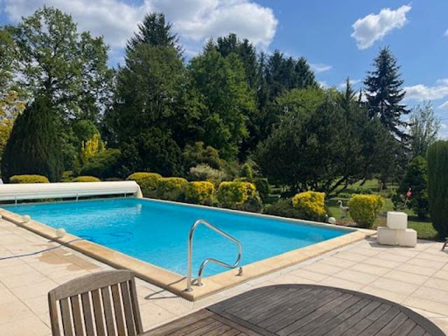 Vente Maison 7 pièces 255 m2 Saint Victurnien