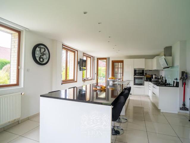 Vente Maison 7 pièces 320 m2 Vendeville