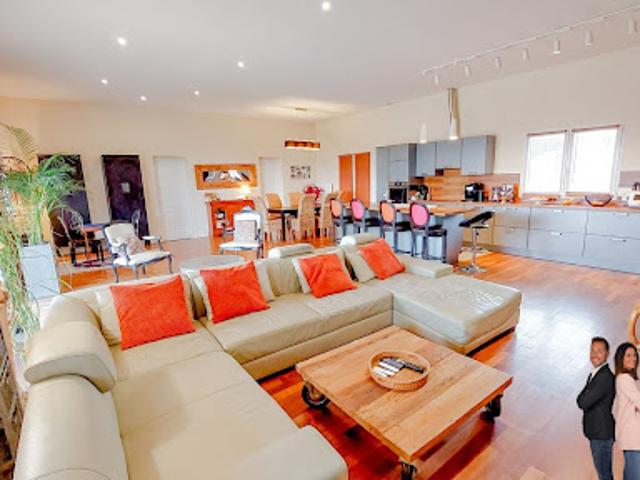 Vente Maison 7 pièces 384 m2 Ayguesvives