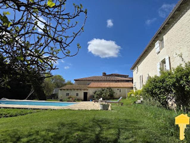Vente Maison 8 pièces 535 m2 Saint Fort sur Gironde