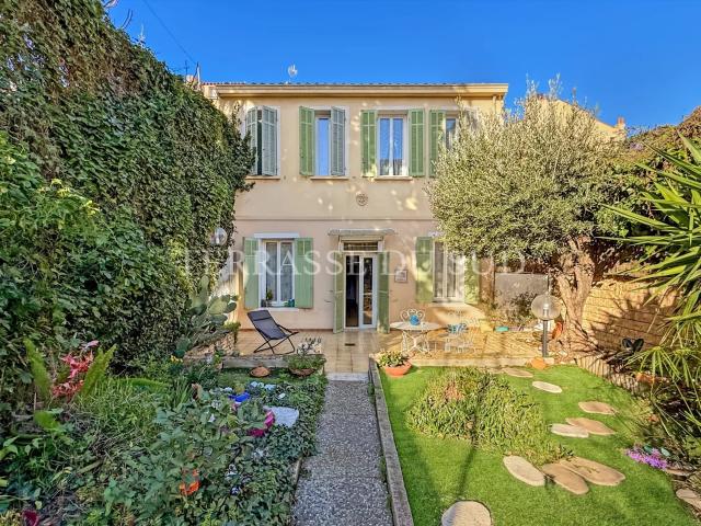 Vente Maison 4/5 Pièces de 101 m2 + Dépendance de 30 m2 sur. 131m² Marseille 5ème