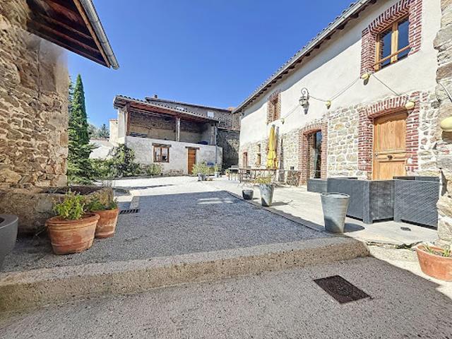 Vente Maison 5 pièces 242.9 m2 Lézigneux