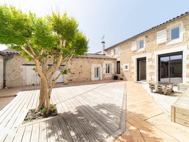 Vente Maison 8 pièces 388 m2 Montendre