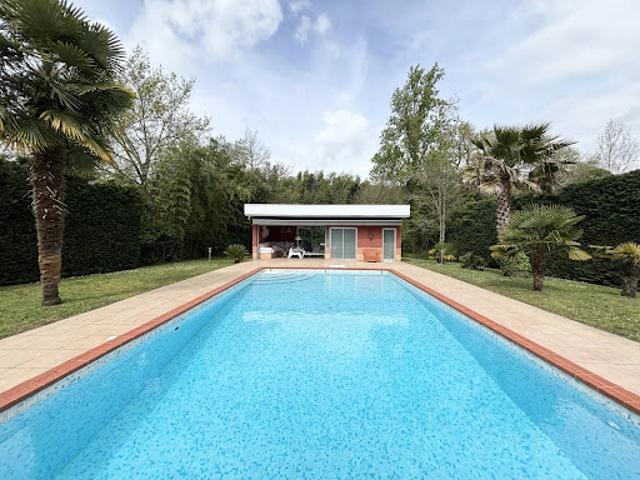 Vente Maison 6 pièces 300 m2 Merignac