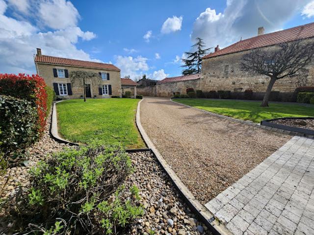 Vente Maison 8 pièces 158 m2 Sainte Gemme la Plaine