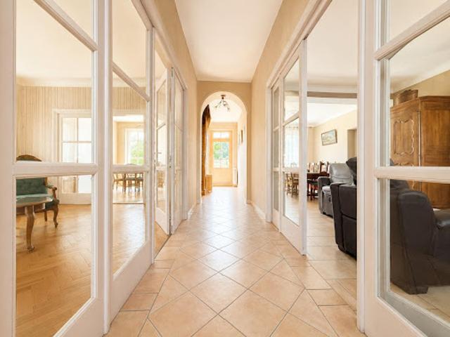 Vente Maison 8 pièces 228 m2 Saint Jean d'Angély