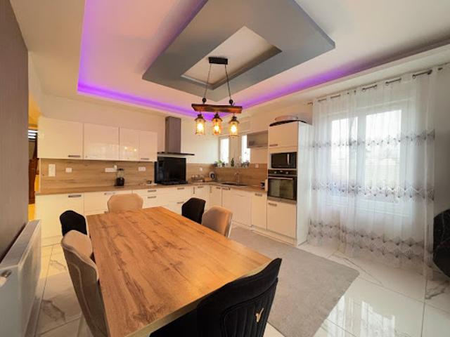 Vente Maison 8 pièces 236 m2 Les Abrets