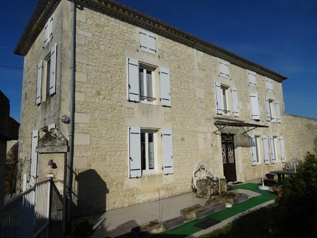 Vente Maison 8 pièces 238 m2 Hiersac