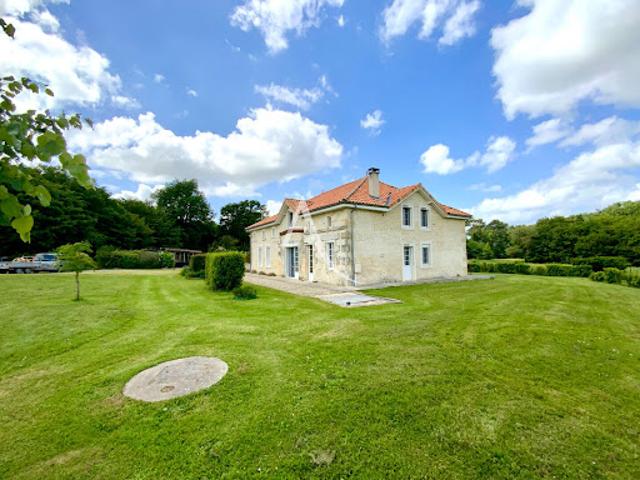 Vente Maison 8 pièces 266 m2 Jonzac