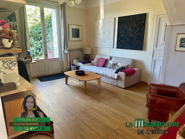Vente Maison 8 pièces 297.93 m2 Le Chambon Feugerolles