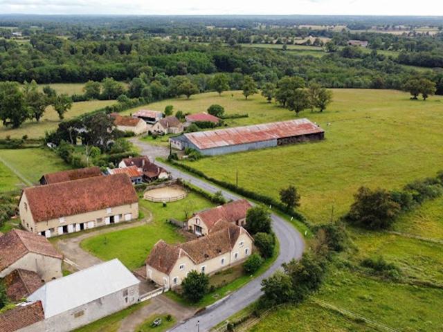 Vente Maison 8 pièces 305 m2 Montmorillon