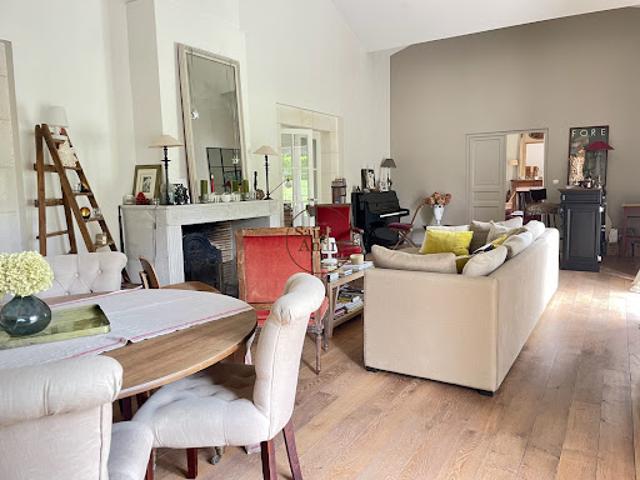 Vente Maison 8 pièces 310 m2 Puymoyen