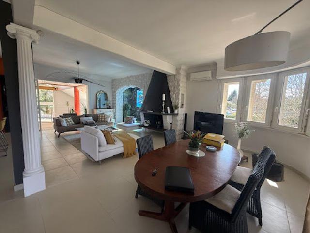 Vente Maison 8 pièces 550 m2 Saint Pierre du Mont