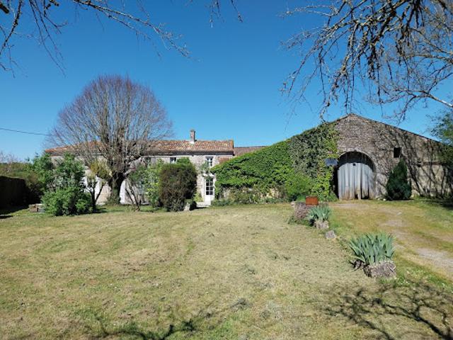 Vente Maison 9 pièces 210 m2 Saint Germain de Lusignan