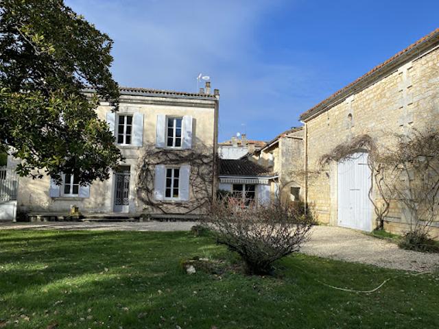 Vente Maison 9 pièces 324 m2 Magnac sur Touvre
