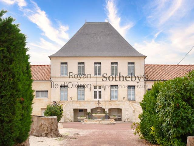 Vente Maison de maître 46 pièces 1974 m2 Roullet Saint Estèphe
