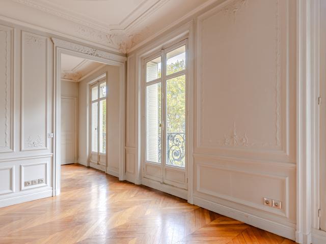 VENTE Paris 7e Champs de Mars Appartement familial 3 chambres parquet moulures cheminées
