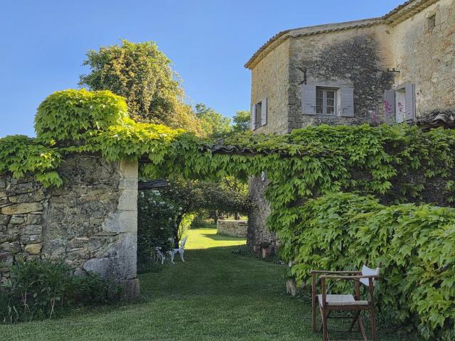 Authentique ferme du XIVe siècle au coeur du Luberon, nichée. 273m² Simiane la Rotonde