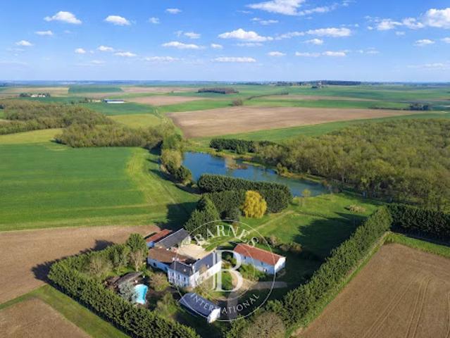 Vente Propriété 9 pièces 416 m2 Lencloître