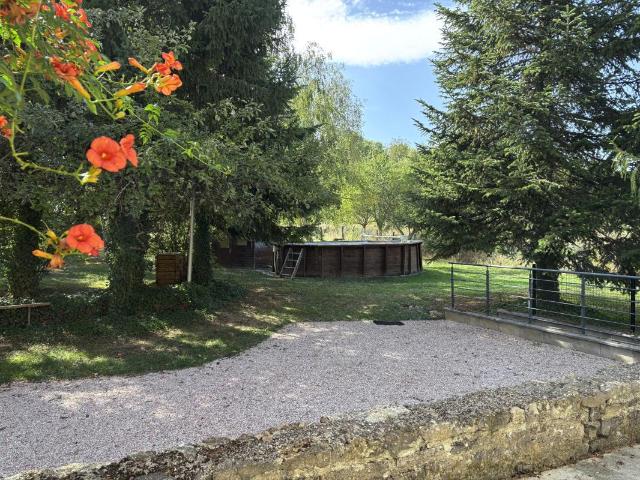 VENAREY LES LAUMES 15 min: maison rénovée 227m², dépendances, jardin, pré attenant. Prix: 287 000 €