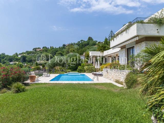 Vence: Une très belle villa contemporaine avec vue mer pano. 290m² Vence