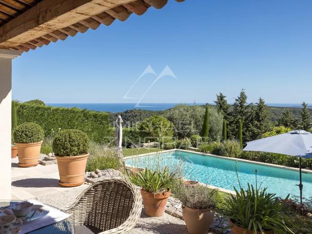 Vence – Élégante villa provençale avec vue panoramique 220m² Vence