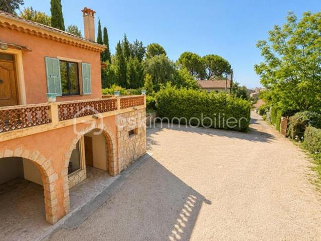 Vence – Élégante maison provençale meublée de 202 m² – 3 suites – Prestations haut de gamme – Centre ville à pied DPE A