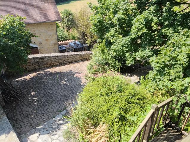 Vend maison de village en pierre de 120m2 avec terrain