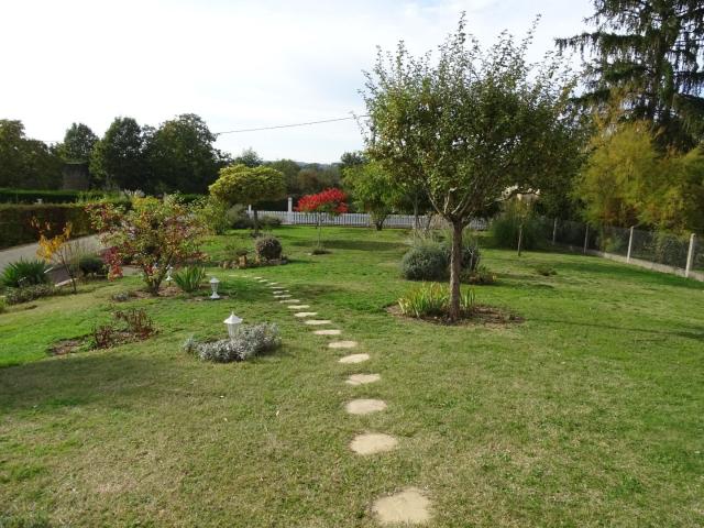 Vend pavillon sur sous sol sur un terrain de 2690 m2,20 mn. 139m² Châteaumeillant