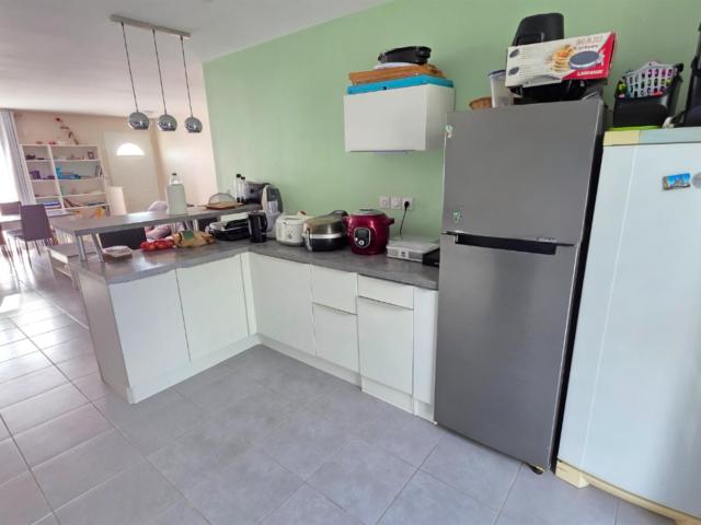 Vend Villa 3 Faces 85.16 M2 3 chambres, garage,SUR Terrain 3. 85m² Homps