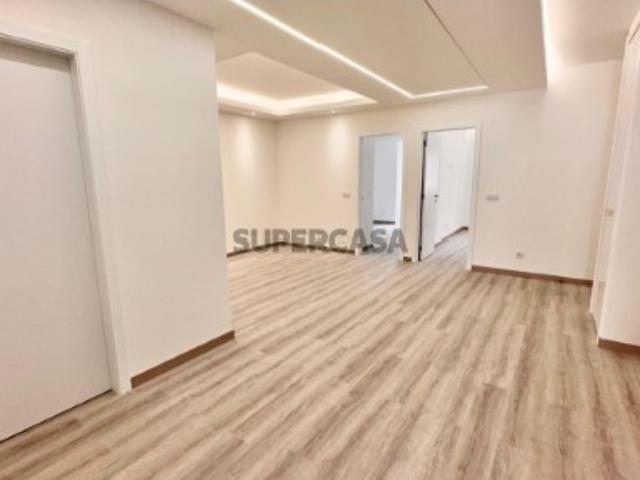 Venda T3 na Estrela APARTAMENTO INTEGRALMENTE REMODELADO COM VARANDA GENEROSA