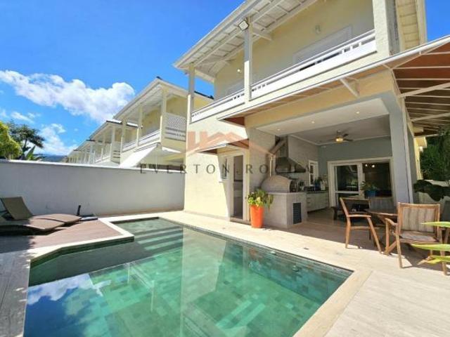 VENDA Casa de condomínio à 50 metros do mar com 4 suítes e piscina privativa