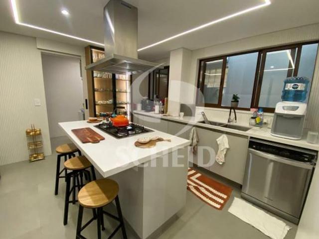 Venda Casa em Vila, 03 quartos, 2 suítes, 3 salas, lareira, 02 vagas!