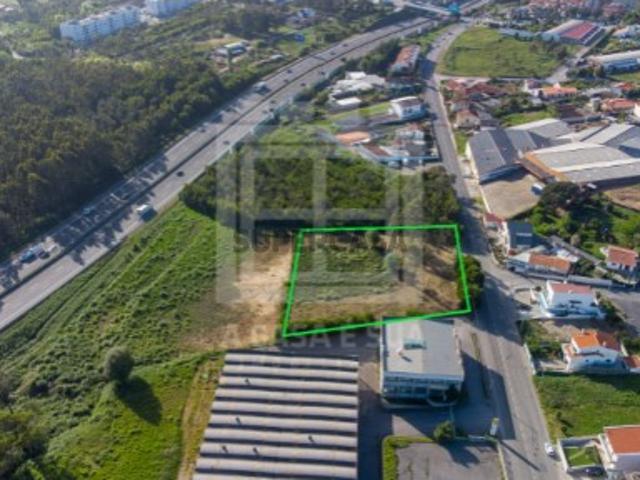 Venda conjunta de 2 terrenos urbanos em Rio Meão, S.M. Feira