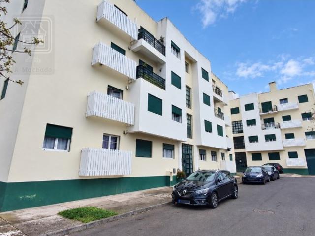 VENDA de AMPLO APARTAMENTO T3 na cidade de Ponta Delgada, Ilha de São Miguel, Açores