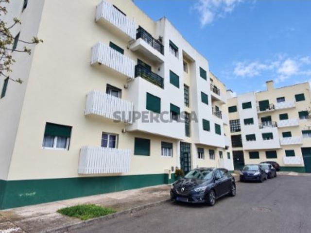 VENDA de AMPLO APARTAMENTO T3 na cidade de Ponta Delgada, Ilha de São Miguel, Açores