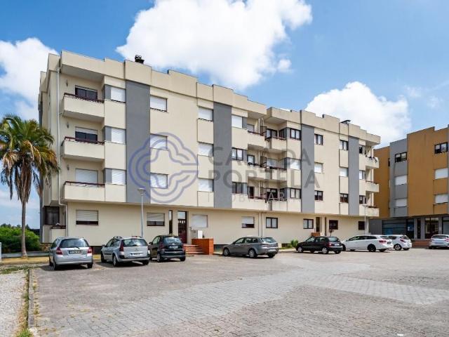 Venda de apartamento T2 no largo 25 de Abril, em Gião, Feira