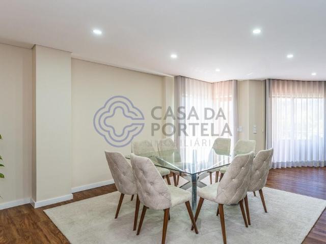 venda de apartamento T4 com dois lugares de garagem e arrumos entrada dos Carvalhos Gaia