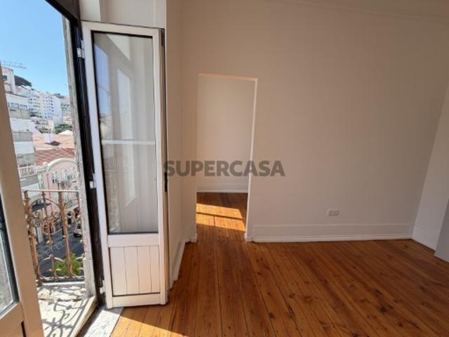 Venda de Apartamento com 7 assoalhadas na Avenida Almirante Reis