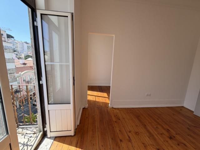 Venda de Apartamento com 7 assoalhadas na Avenida Almirante Reis
