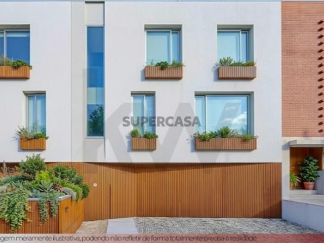 VENDA DE ELEGANTE MORADIA T4 COM GARAGEM, ELEVADOR, JARDIM E PISCINA EM AVEIRO