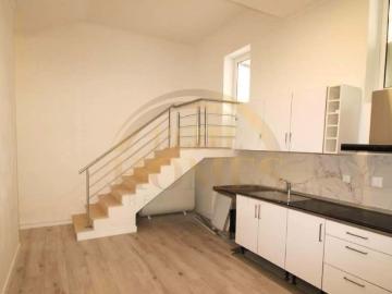 Venda de espaço comercial amplo, transformado em habitação T4. Terraço com 66 m2, localizado em Santo André!