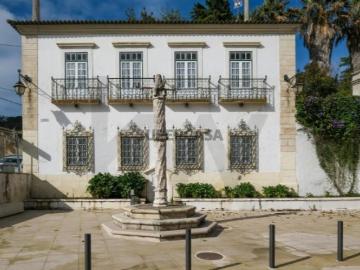 Venda de parcela de terreno de 6.971 m2, com habitação, na Quinta do Pelourinho